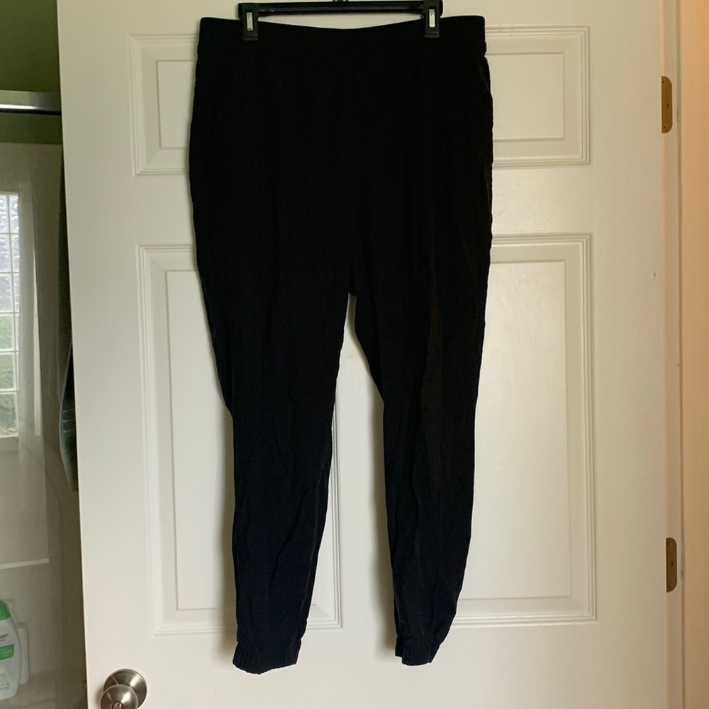 Black Old Navy scrub, joggers. Never worn. Brand new. High waisted.